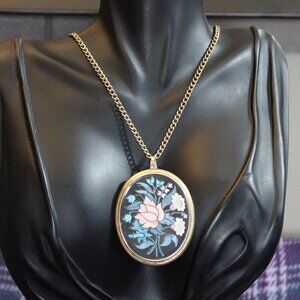 Vintage Avon Floral Carved Cameo Style Pendant Necklace